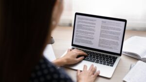As tendências em viagens corporativas é fundamental para empresas que desejam realizar viagens de maneira estratégica e atingir os objetivos corporativos. Aqui em nosso blog, costumamos tratar bastante a respeito da importância da criação de uma política de viagens corporativas nas empresas. Afinal, as viagens são responsáveis por uma boa fatia do orçamento, o que exige, consequentemente, um planejamento assertivo e focado nos principais objetivos e necessidades da empresa, para que tantos embarques e desembarques rendam o esperado, no mínimo. Por esse motivo, neste post, falaremos sobre o que devemos levar em consideração para elaborar uma política de viagens corporativas que possa estar em sintonia com as principais tendências em viagens corporativas. Boa leitura! O que uma política de viagens corporativas deve estabelecer Essencialmente, uma política de viagens corporativas ajuda a estabelecer uma série de parâmetros dos quais os colaboradores de sua empresa devem zelar e seguir. E isso vai de acordo com todo e qualquer aspecto que envolva a viagem de negócios em nome da empresa. Essa política, inclusive, deve ser redigida com clareza, objetividade e sem margens para interpretações ambíguas ou confusas. Por isso, é importante reunir os colaboradores que mais realizam viagens para que eles consigam apontar o máximo de hipóteses relacionadas às viagens. A política de viagens corporativas deve ser atualizada periodicamente para se manter na vanguarda das boas práticas estabelecidas pelo mercado. A internet e o mercado digital trouxeram uma série de inovações, especialmente no que diz respeito à organização das viagens corporativas. A cada dia surgem novidades que precisam ser incorporadas à política de viagens. Por isso, é fundamental que a política seja revisada periodicamente. Além de acompanhar as tendências em viagens corporativas, diversos pontos precisam ser levados em consideração. O que nos leva à pergunta que dá título a este artigo: o que levar em consideração ao criar uma política de viagens corporativas? Como elaborar a política de viagens corporativas Para se elaborar uma política de viagens alinhada com as melhores tendências de viagens corporativas diversos pontos precisam ser levados em consideração. Além de objetividade e concisão, que permitem uma leitura fluida e compreensível das diretrizes, a política de viagens corporativas também deve aliar os interesses da empresa e alinhá-las com o bem-estar dos viajantes. É importante ter em mente, também, que muitos dos aspectos de uma política de viagens pode ser pensado para suprir uma demanda exclusiva da sua empresa, por exemplo, mas em linhas gerais esse documento possui uma série de itens em comum. Entre os principais, apontamos os que estão listados abaixo. Diretrizes básicas É importante descrever, nas diretrizes básicas de sua política de viagens corporativas, a quem se destinam as regras, como funciona todo o fluxo de solicitação e aprovação de uma viagem a negócios, e os pré-requisitos para que ela seja realizada. Além disso, o documento de diretrizes deve prever esclarecimentos a respeito dos termos empregados e tudo aquilo que pode gerar interpretações dúbias, o que reduz o número de atritos e desconfortos com os solicitantes. Objetivos do documento Aqui, os objetivos podem variar bastante, entre as empresas. Mas, em geral, eles seguem os parâmetros que vão nortear as ações que envolvem o planejamento de qualquer viagem. Assim, o bem-estar e segurança dos colaboradores são assegurados, da mesma maneira que a empresa estabelece alguns limites que podem ajudar a economizar nas viagens, bem como planejar de maneira mais estratégica todo o calendário de viagens. Condições e exceções Todo documento de política de viagens corporativas deve acrescentar aos colaboradores as condições para que uma viagem seja aprovada. Seguidos os passos estabelecidos pelo documento, o processo fica mais ágil, prático e imune a riscos e equívocos, o que poderia interferir na realização da viagem. Nesse aspecto, é importante estabelecer o tipo de hospedagem, por exemplo, entre outros detalhes que vão ajudar a estabelecer limites para todas as viagens concedidas. Política de reembolsos Aqui, deverão ser esclarecidos todos os aspectos relacionados aos reembolsos das viagens corporativas. Com isso, evita-se que ocorram divergências e que os colaboradores consigam se programar melhor para realizar as suas viagens – da mesma maneira que as empresas também conseguem se planejar com mais assertividade no processo. Boas práticas para uma política de viagens corporativas Elaborar uma política de viagens corporativas é fundamental para que as viagens de sua empresa sejam otimizadas e tratadas de maneira estratégica. Porém, para que seja eficiente, uma política de viagens corporativas precisa seguir algumas boas práticas. Em primeiro lugar, a política precisa ser clara e transparente. Os funcionários e executivos precisam entender muito bem quais são os seus direitos e deveres em relação às viagens. O documento que rege a política de viagens corporativas deve ser elaborado cuidadosamente, de modo a não deixar dúvidas sobre como se deve proceder. Outro ponto fundamental é pensar na redução de custos. Se, por um lado, as viagens são extremamente eficientes para gerar novas oportunidades de negócios, treinar e motivar os colaboradores, entre outros benefícios, as despesas com viagens possuem um custo elevado. Por isso, ao elaborar a política de viagens, é preciso ter em mente criar práticas que visem otimizar as despesas. Por fim, também é essencial que as viagens sejam realizadas com o objetivo de suprir as necessidades da empresa. Uma política de viagens bem estruturada garante que as viagens sejam feitas de forma eficaz pois ela estabelece regras claras e objetivos específicos que devem ser alcançados durante a viagem. Para ser eficiente, a política de viagens corporativas deve ser capaz de acompanhar as principais tendências e novidades no que diz respeito a viagens corporativas. Confira, a seguir, algumas das principais tendências para viagens corporativas. Principais tendências para viagens corporativas Para você que está pensando em elaborar, que está elaborando, ou que está revisando sua política de viagens corporativas, selecionamos XXX tendências para viagens corporativas no ano de 2023. Confira algumas dessas tendências e aproveite para incluí-las em suas políticas de viagens: prazer e negócios caminhando juntos: Uma forte tendência no mercado de trabalho aponta para as viagens "bleisure", que são viagens que misturam as reuniões de negócios com momentos descontraídos de lazer; acomodações não convencionais: O hotel tem deixado de ser a única forma de acomodação para os colaboradores. Cresce a utilização de acomodações semelhantes a casas, como as oferecidas pelo Airbnb; IA: A Inteligência Artificial já pode ser utilizada pelos fornecedores de viagens para descobrir as preferências dos viajantes de negócios, abrindo oportunidades para fazer um upselling; realidade Virtual: A realidade virtual está prevista para possibilitar a personalização dos quartos, de acordo com as preferências dos hóspedes. Acompanhar as principais tendências para viagens corporativas é fundamental para que sua empresa esteja alinhada às melhores práticas de mercado. Como você pode perceber, essas inovações trazem mais conforto, segurança e agilidade, tornando a experiência de viagem mais confortável para os executivos e funcionários, e mais agilizada e econômica para a empresa. Mais precisão com uma política de viagens corporativas A elaboração de uma política de viagens corporativas é de suma importância para o crescimento da sua organização. Lembre-se, apenas, que a política de viagens corporativas deve estar relacionada às principais diretrizes, objetivos e necessidades de sua empresa. Os aspectos aqui mencionados são mais gerais e, definitivamente, devem fazer parte do seu documento. Mas não existem políticas de viagens “completas demais”: todo detalhe, desde que bem esclarecido, deve fazer parte do documento. Lembre-se de manter o seu planejamento flexível e atualizado, para que ele possa comportar as principais práticas de mercado, mantendo-se alinhado com as inovações e principais tendências em viagens corporativas. política de viagens corporativas