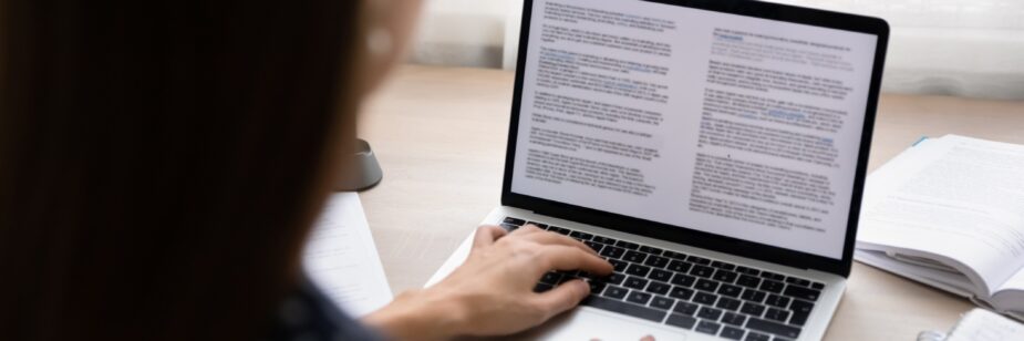 As tendências em viagens corporativas é fundamental para empresas que desejam realizar viagens de maneira estratégica e atingir os objetivos corporativos. Aqui em nosso blog, costumamos tratar bastante a respeito da importância da criação de uma política de viagens corporativas nas empresas. Afinal, as viagens são responsáveis por uma boa fatia do orçamento, o que exige, consequentemente, um planejamento assertivo e focado nos principais objetivos e necessidades da empresa, para que tantos embarques e desembarques rendam o esperado, no mínimo. Por esse motivo, neste post, falaremos sobre o que devemos levar em consideração para elaborar uma política de viagens corporativas que possa estar em sintonia com as principais tendências em viagens corporativas. Boa leitura! O que uma política de viagens corporativas deve estabelecer Essencialmente, uma política de viagens corporativas ajuda a estabelecer uma série de parâmetros dos quais os colaboradores de sua empresa devem zelar e seguir. E isso vai de acordo com todo e qualquer aspecto que envolva a viagem de negócios em nome da empresa. Essa política, inclusive, deve ser redigida com clareza, objetividade e sem margens para interpretações ambíguas ou confusas. Por isso, é importante reunir os colaboradores que mais realizam viagens para que eles consigam apontar o máximo de hipóteses relacionadas às viagens. A política de viagens corporativas deve ser atualizada periodicamente para se manter na vanguarda das boas práticas estabelecidas pelo mercado. A internet e o mercado digital trouxeram uma série de inovações, especialmente no que diz respeito à organização das viagens corporativas. A cada dia surgem novidades que precisam ser incorporadas à política de viagens. Por isso, é fundamental que a política seja revisada periodicamente. Além de acompanhar as tendências em viagens corporativas, diversos pontos precisam ser levados em consideração. O que nos leva à pergunta que dá título a este artigo: o que levar em consideração ao criar uma política de viagens corporativas? Como elaborar a política de viagens corporativas Para se elaborar uma política de viagens alinhada com as melhores tendências de viagens corporativas diversos pontos precisam ser levados em consideração. Além de objetividade e concisão, que permitem uma leitura fluida e compreensível das diretrizes, a política de viagens corporativas também deve aliar os interesses da empresa e alinhá-las com o bem-estar dos viajantes. É importante ter em mente, também, que muitos dos aspectos de uma política de viagens pode ser pensado para suprir uma demanda exclusiva da sua empresa, por exemplo, mas em linhas gerais esse documento possui uma série de itens em comum. Entre os principais, apontamos os que estão listados abaixo. Diretrizes básicas É importante descrever, nas diretrizes básicas de sua política de viagens corporativas, a quem se destinam as regras, como funciona todo o fluxo de solicitação e aprovação de uma viagem a negócios, e os pré-requisitos para que ela seja realizada. Além disso, o documento de diretrizes deve prever esclarecimentos a respeito dos termos empregados e tudo aquilo que pode gerar interpretações dúbias, o que reduz o número de atritos e desconfortos com os solicitantes. Objetivos do documento Aqui, os objetivos podem variar bastante, entre as empresas. Mas, em geral, eles seguem os parâmetros que vão nortear as ações que envolvem o planejamento de qualquer viagem. Assim, o bem-estar e segurança dos colaboradores são assegurados, da mesma maneira que a empresa estabelece alguns limites que podem ajudar a economizar nas viagens, bem como planejar de maneira mais estratégica todo o calendário de viagens. Condições e exceções Todo documento de política de viagens corporativas deve acrescentar aos colaboradores as condições para que uma viagem seja aprovada. Seguidos os passos estabelecidos pelo documento, o processo fica mais ágil, prático e imune a riscos e equívocos, o que poderia interferir na realização da viagem. Nesse aspecto, é importante estabelecer o tipo de hospedagem, por exemplo, entre outros detalhes que vão ajudar a estabelecer limites para todas as viagens concedidas. Política de reembolsos Aqui, deverão ser esclarecidos todos os aspectos relacionados aos reembolsos das viagens corporativas. Com isso, evita-se que ocorram divergências e que os colaboradores consigam se programar melhor para realizar as suas viagens – da mesma maneira que as empresas também conseguem se planejar com mais assertividade no processo. Boas práticas para uma política de viagens corporativas Elaborar uma política de viagens corporativas é fundamental para que as viagens de sua empresa sejam otimizadas e tratadas de maneira estratégica. Porém, para que seja eficiente, uma política de viagens corporativas precisa seguir algumas boas práticas. Em primeiro lugar, a política precisa ser clara e transparente. Os funcionários e executivos precisam entender muito bem quais são os seus direitos e deveres em relação às viagens. O documento que rege a política de viagens corporativas deve ser elaborado cuidadosamente, de modo a não deixar dúvidas sobre como se deve proceder. Outro ponto fundamental é pensar na redução de custos. Se, por um lado, as viagens são extremamente eficientes para gerar novas oportunidades de negócios, treinar e motivar os colaboradores, entre outros benefícios, as despesas com viagens possuem um custo elevado. Por isso, ao elaborar a política de viagens, é preciso ter em mente criar práticas que visem otimizar as despesas. Por fim, também é essencial que as viagens sejam realizadas com o objetivo de suprir as necessidades da empresa. Uma política de viagens bem estruturada garante que as viagens sejam feitas de forma eficaz pois ela estabelece regras claras e objetivos específicos que devem ser alcançados durante a viagem. Para ser eficiente, a política de viagens corporativas deve ser capaz de acompanhar as principais tendências e novidades no que diz respeito a viagens corporativas. Confira, a seguir, algumas das principais tendências para viagens corporativas. Principais tendências para viagens corporativas Para você que está pensando em elaborar, que está elaborando, ou que está revisando sua política de viagens corporativas, selecionamos XXX tendências para viagens corporativas no ano de 2023. Confira algumas dessas tendências e aproveite para incluí-las em suas políticas de viagens: prazer e negócios caminhando juntos: Uma forte tendência no mercado de trabalho aponta para as viagens 