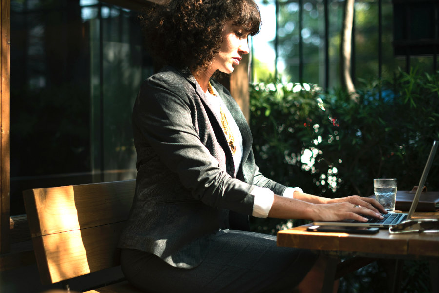 5 dicas essenciais de segurança para mulheres em viagens corporativas