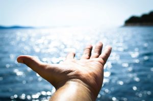 Cuidados no planejamento de viagem corporativa durante o verão