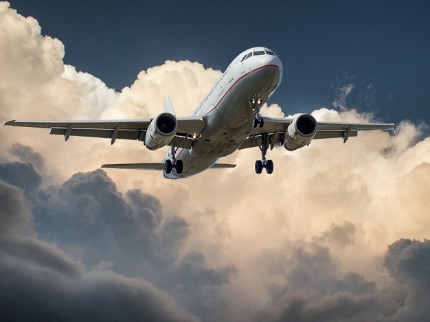 Cuidados no planejamento de viagem corporativa durante o verão