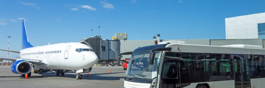Viajar de ônibus ou avião: qual opção escolher para os colaboradores?