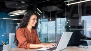 Como uma plataforma de viagem ajuda a reduzir os custos da empresa?