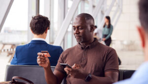 Por que usar cartão para viagem internacional na empresa?