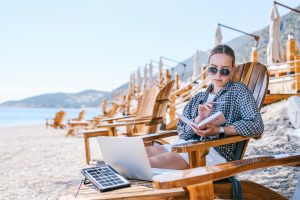 Mulher em viagem corporativa