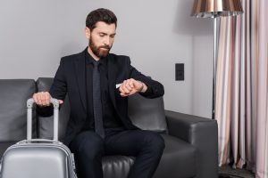 Homem com mala para viagem