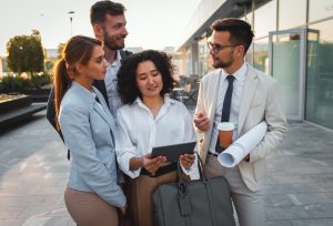 Amigos corporativos reunidos
