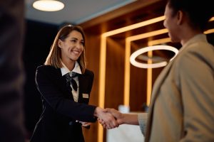 Mulher em serviço de concierge